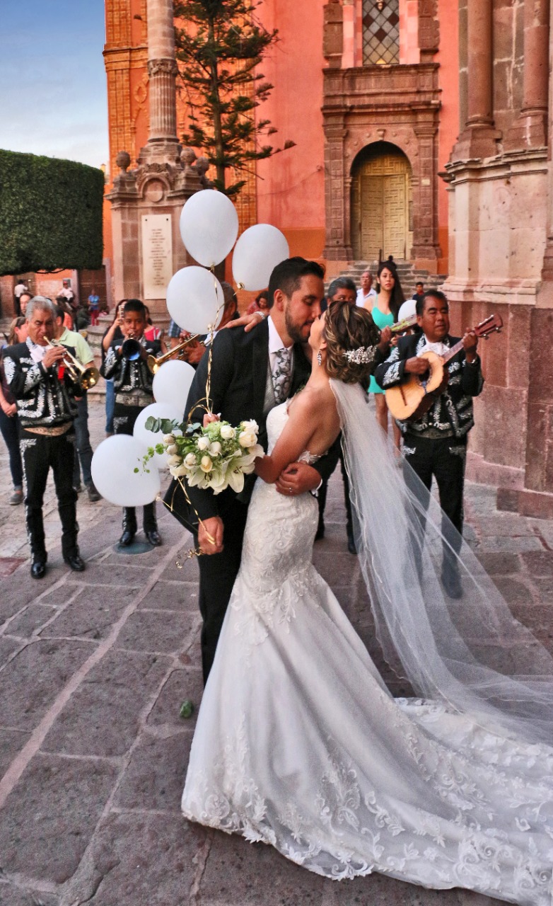 Bright Technicolor Wedding at San Miguel de Allende - Fer \u0026 Sergio — Pierce  Weddings, image size:782x1280